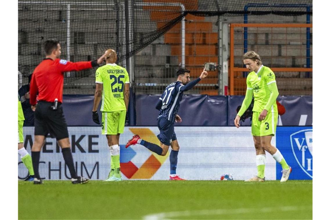 Wolfsburger Talfahrt hält an - Kohfeldt: Gegen Hertha dabei Bochums Milos Pantovic (M) jubelt nach seinem Tor zum 1:0. Foto: David Inderlied/dpa