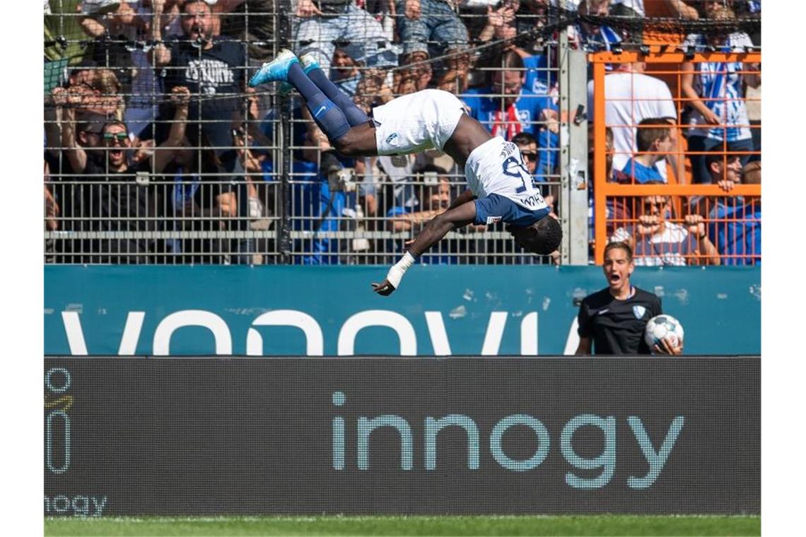 Bielefeld neuer Spitzenreiter - 96 kommt nicht in Schwung Bochums Silvere Ganvoula Mboussy jubelt mit einem Salto nach seinem Treffer zum 3:3. Foto: Marius Becker