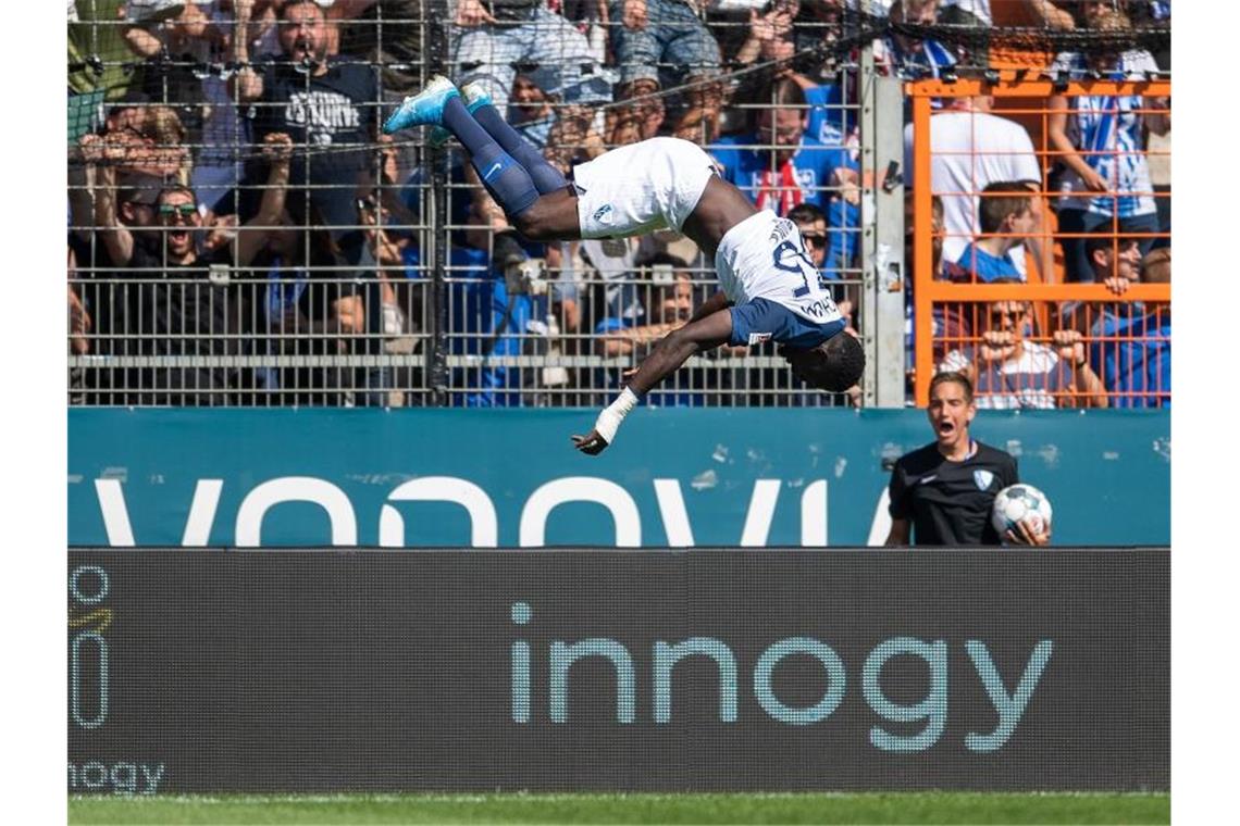 Bochums Silvere Ganvoula Mboussy jubelt mit einem Salto nach seinem Treffer zum 3:3. Foto: Marius Becker