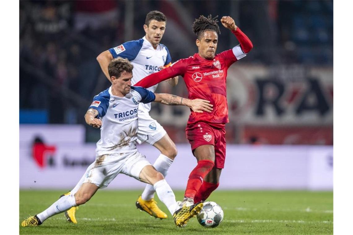 Stuttgart holt beim 1:0 in Bochum wichtigen Auswärtssieg Bochums Simon Zoller (l) und Stuttgarts Daniel Didavi kämpfen um den Ball. Foto: David Inderlied/dpa