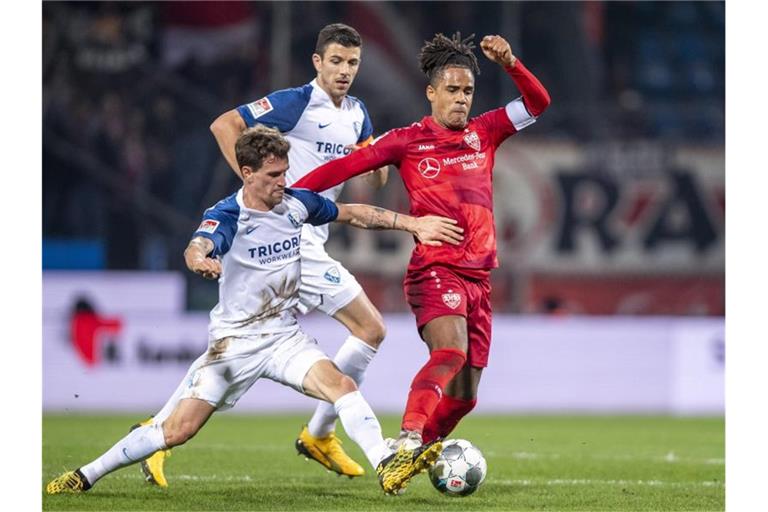 Bochums Simon Zoller (l) und Stuttgarts Daniel Didavi kämpfen um den Ball. Foto: David Inderlied/dpa