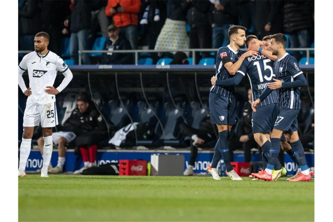 VfL-Fans feiern ihre Revier-Helden: 2:0 gegen Hoffenheim Bochums Spieler jubeln über das 1:0 durch Soma Novothny (15), links Hoffenheims Kevin Akpoguma. Foto: Bernd Thissen/dpa