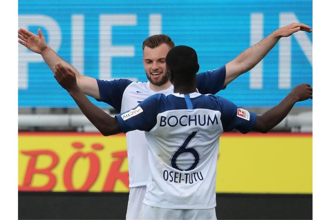 Heidenheim hält weiter Anschluss - Nürnberg verliert Derby Bochums Torschütze zum 2:0, Manuel Wintzheimer (l), jubelt mit Jordi Osei-Tutu. Foto: Focke Strangmann/EPA Pool/dpa