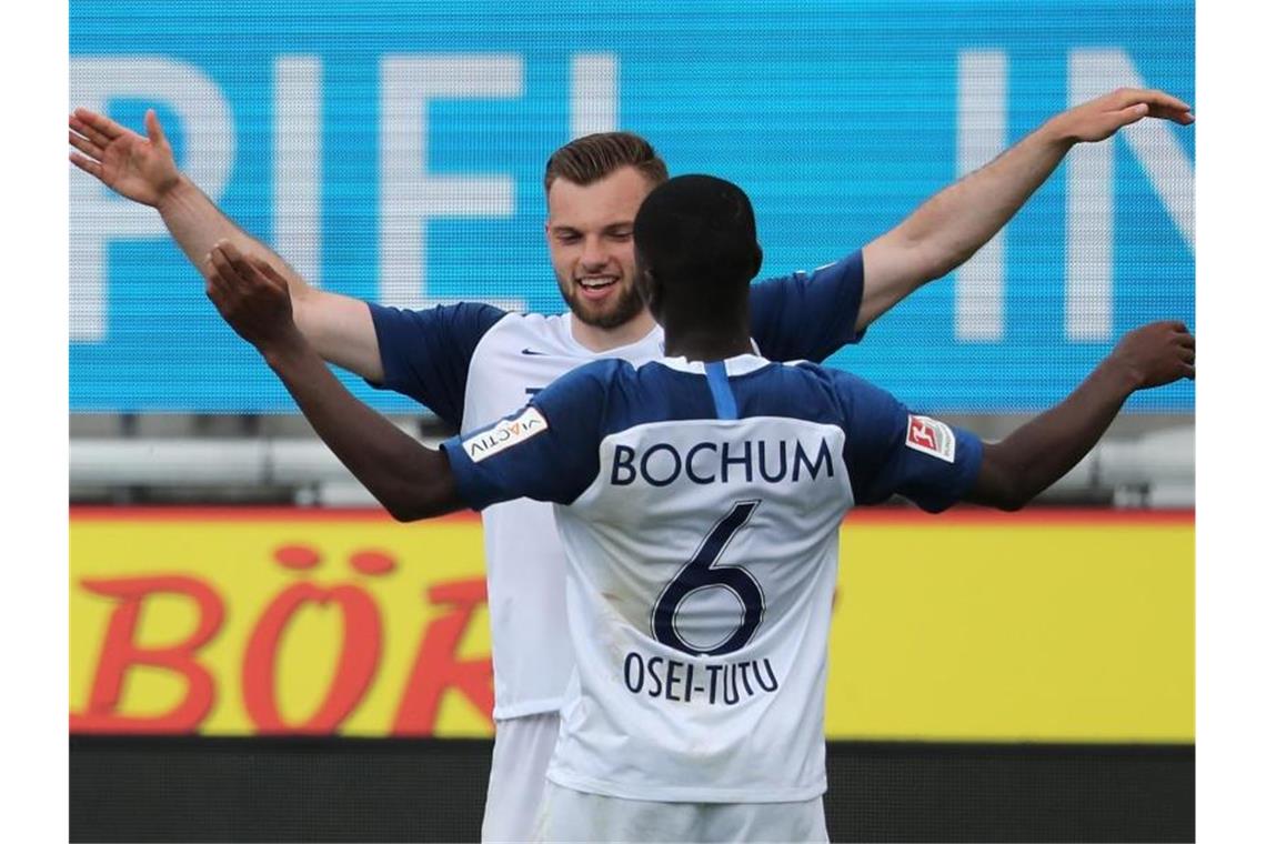 Bochums Torschütze zum 2:0, Manuel Wintzheimer (l), jubelt mit Jordi Osei-Tutu. Foto: Focke Strangmann/EPA Pool/dpa