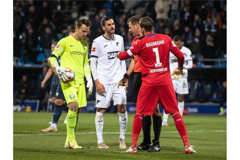 Bochums Torwart Manuel Riemann (l) trat gegen Hoffenheim zum Elfmeter an - und verschoss. Foto: Bernd Thissen/dpa
