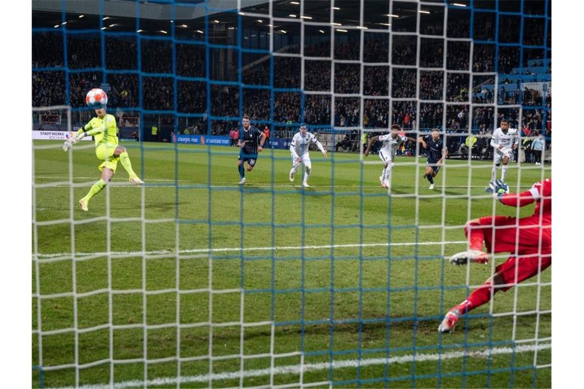 Bayern bleiben oben - Bielefeld feiert ersten Sieg Bochums Torwart Manuel Riemann verpasste mit seinem verschossenen Elfmeter die Vorentscheidung. Foto: Bernd Thissen/dpa