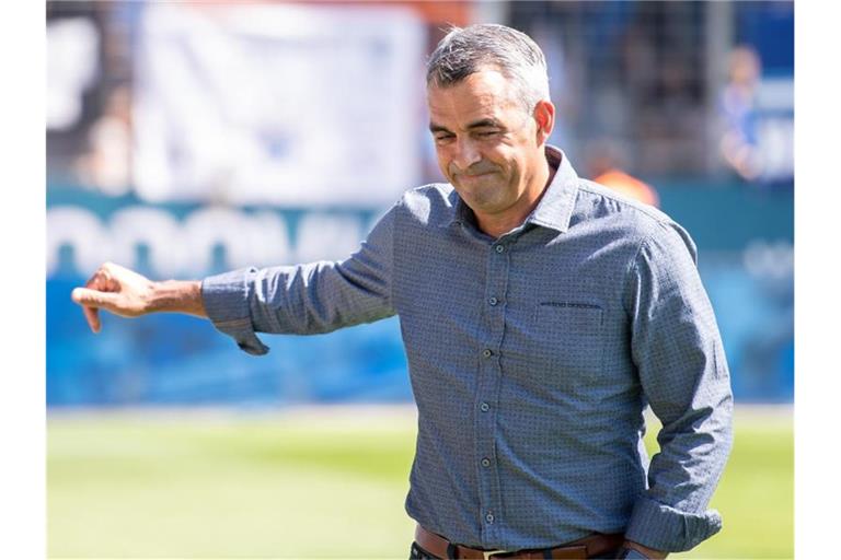 Bochums Trainer Robin Dutt winkt vor einer Partie ins Publikum. Foto: Marius Becker