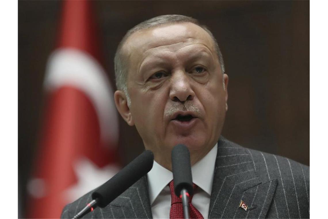 Offensive in Nordsyrien: Türkei bewegt Waffen „Boden- und Luftoffensive in Nordsyrien steht bevor“: der türkiche Präsident Recep Tayyip Erdogan. Foto: Uncredited/AP/dpa
