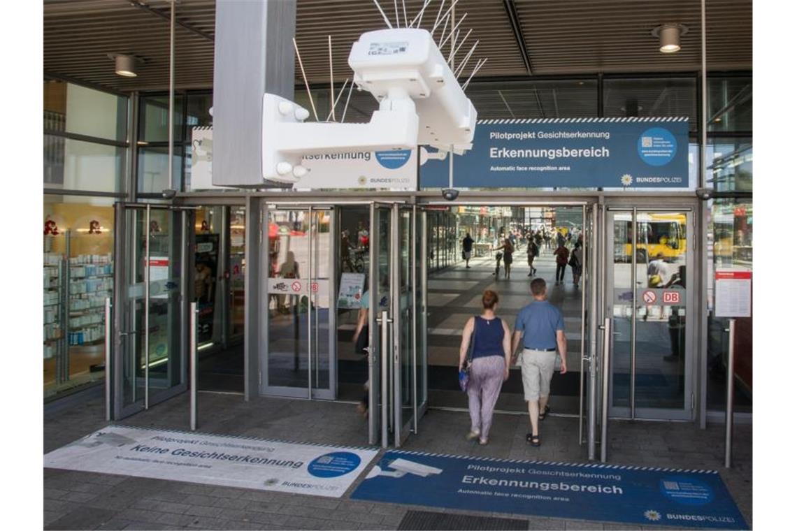 Bodenaufkleber weisen im Berliner Bahnhof Südkreuz während einer Testphase auf Bereiche zur Gesichtserkennung hin. Foto: Jörg Carstensen/dpa