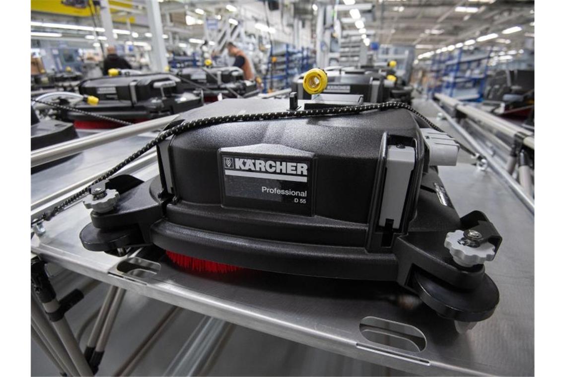 Kärcher legt auch im Corona-Jahr beim Umsatz weiter zu Bodenköpfe von Scheuersaugmaschinen liegen in der Montage der Alfred Kärcher SE & Co. KG auf einem Rolltisch. Foto: Marijan Murat/dpa/Symbolbild