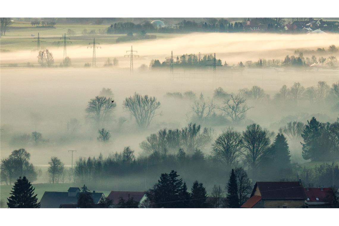 Bilder des Tages Bodennebel an der Donau hängt am Morgen bei Minusgraden im Gegenlicht der aufgehenden Sonne in Riedlingen in Baden-Württemberg über der Landschaft.