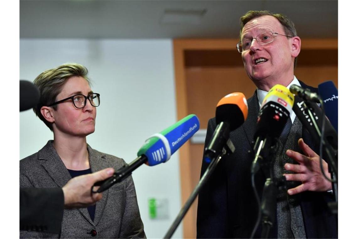 Bodo Ramelow (Die Linke) spricht im Thüringer Landtag zu Journalisten; neben ihm steht Susanne Hennig-Wellsow, Fraktionschefin der Linken in Thüringen. Foto: Martin Schutt/dpa-Zentralbild/dpa