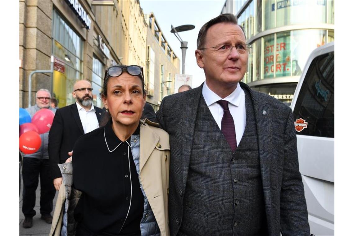 Rot-Rot-Grün schwächelt - Wahlkampffinale in Thüringen Bodo Ramelow kommt mit seiner Frau zum Wahlkampfabschluss in Erfurt. Foto: Martin Schutt/dpa-Zentralbild/dpa