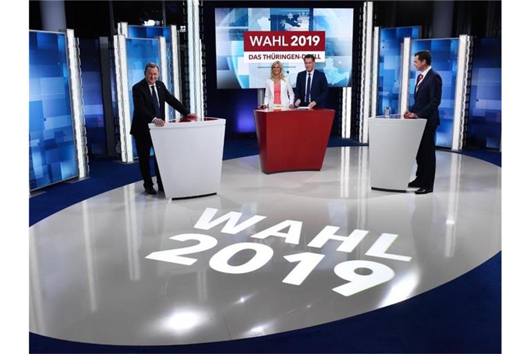Bodo Ramelow (l, Die Linke), Ministerpräsident von Thüringen, und Mike Mohring (r), CDU-Landes- und Fraktionschef, stehen sich am 14. Oktober beim „Thüringen-Duell“ in Erfurt gegenüber. Foto: Martin Schutt/zb/dpa/Archiv