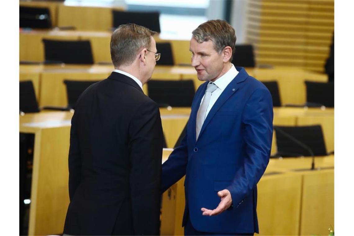 Thüringen: AfD bringt Misstrauensvotum gegen Ramelow ein Bodo Ramelow (l, Die Linke), Thüringens neu gewählter Ministerpräsident verweigert Björn Höcke, Fraktionsvorsitzender der AfD im Landtag, den Handschlag nach Wahl eines neuen Ministerpräsidenten in Thüringen. Foto: Bodo Schackow/dpa-Zentralbild/dpa