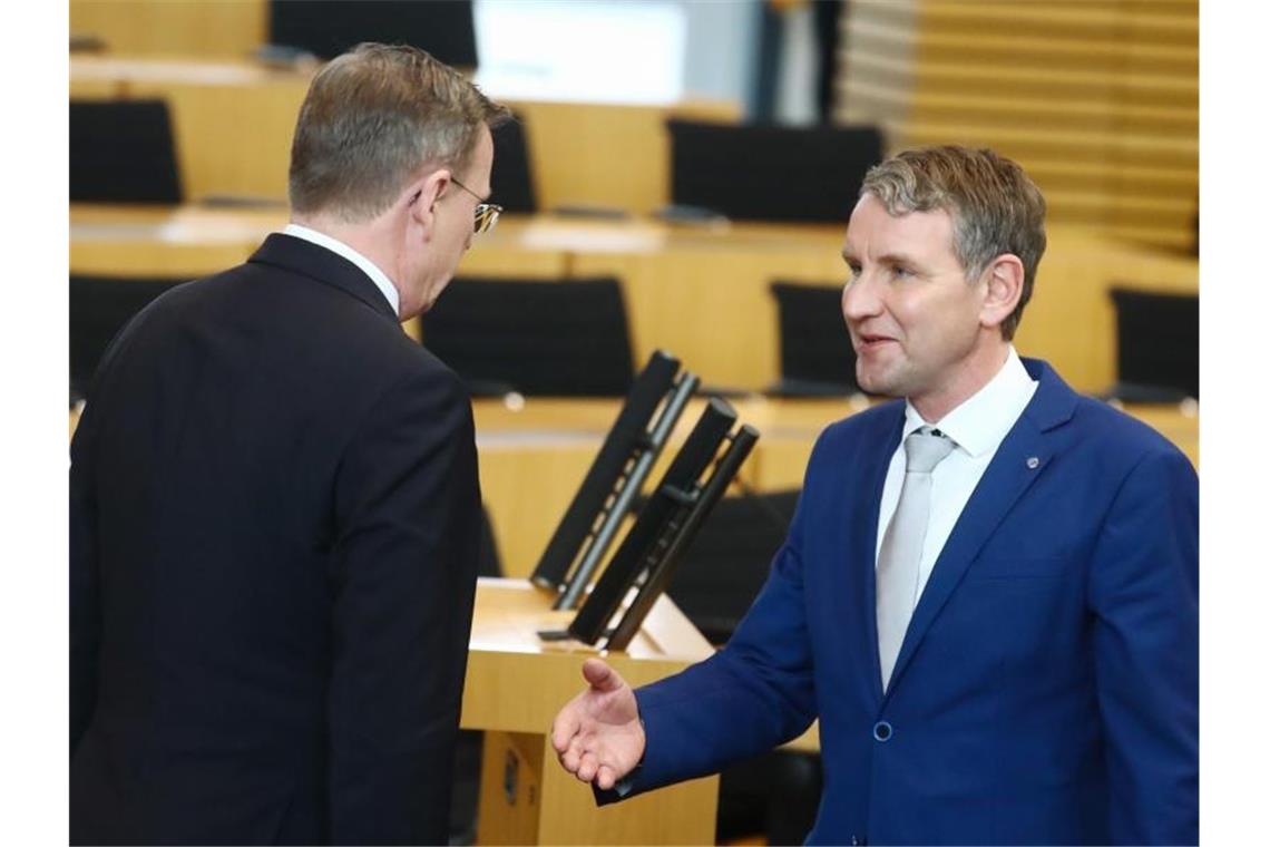 Bodo Ramelow (l, Die Linke), Thüringens neu gewählter Ministerpräsident, verweigert dem AfD-Fraktionsvorsitzenden Björn Höcke den Handschlag. Foto: Bodo Schackow/dpa-Zentralbild/dpa