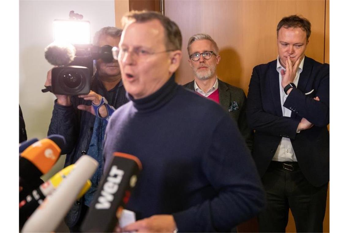 Tauziehen um Zeitpunkt für Neuwahlen in Thüringen Bodo Ramelow spricht mit Journalisten. Die Fraktionen im Landtag suchen seit fast zwei Wochen nach einem Ausweg aus der politischen Krise. Foto: Michael Reichel/dpa