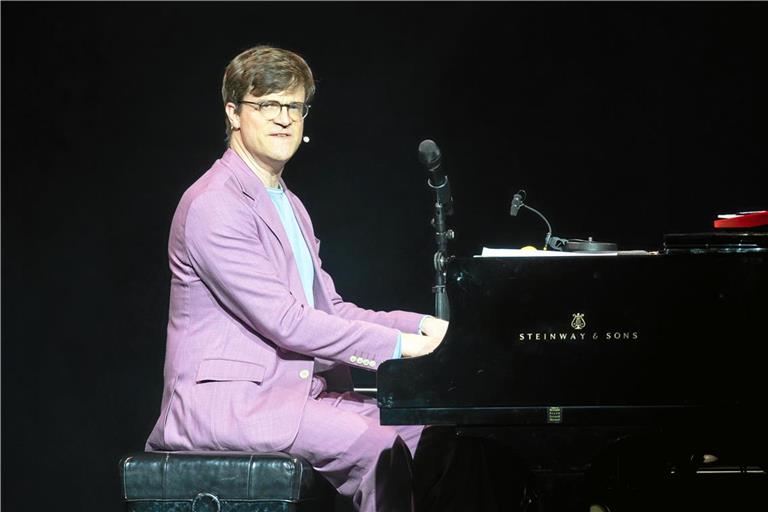 Bodo Wartke spielt an diesem Abend viel Klavier – aber er bedient auch immer wieder Rhythmusinstrumente, singt, rappt und skandiert. Foto: Alexander Becher