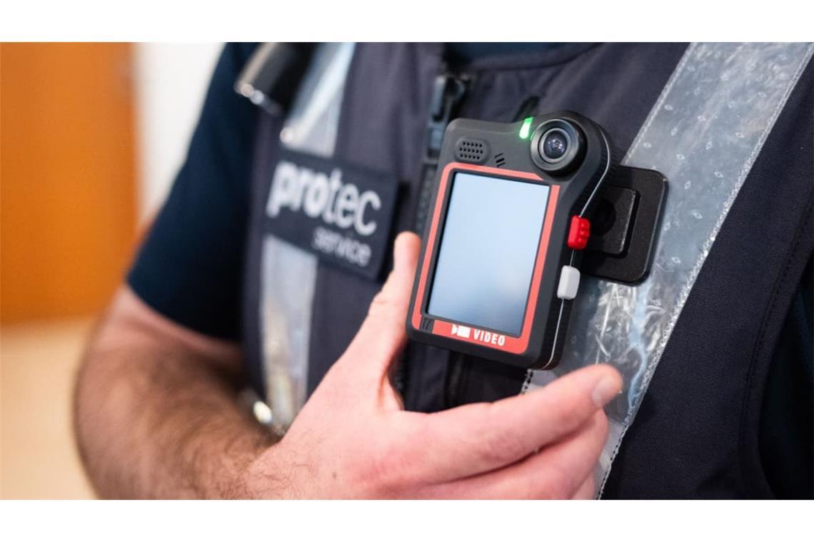 Bodycams sollen Bahn-Mitarbeitern mehr Sicherheit bieten.