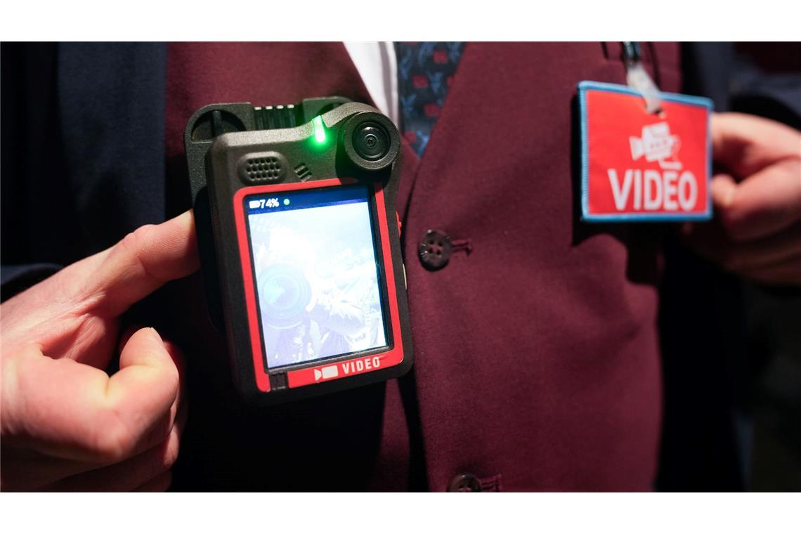 Bodycams zum Schutz der Beschäftigten vor Übergriffen sind längst nicht überall im Einsatz. (Archivbild)