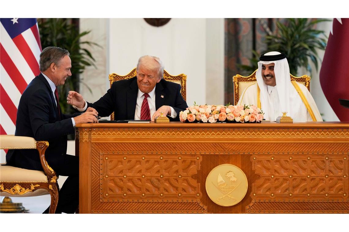 Boeing sichert sich Order für 96 Milliarden Dollar in Katar Boeing-Chef Kelly Ortberg unterzeichnete die Vereinbarung im Beisein von US-Präsident Donald Trump.