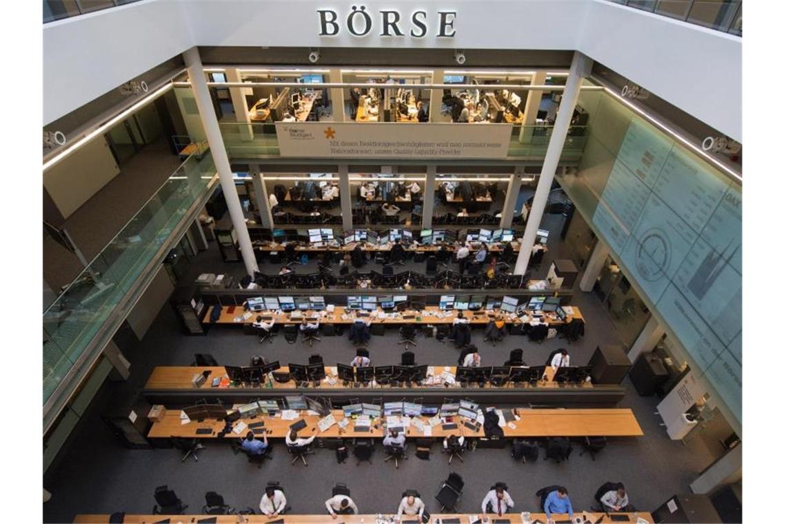 Börsenhändler sitzen in der Börse Stuttgart vor Monitoren. Foto: Marijan Murat/dpa/Archiv