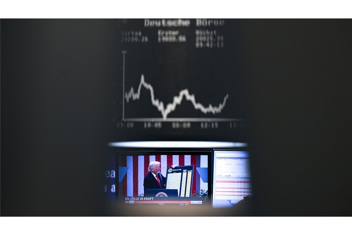 Aktienkurse schnellen weltweit empor – auch Dax steigt Börsenhändler verfolgen die Zoll-Entscheidungen von US-Präsident Donald Trump gespannt.