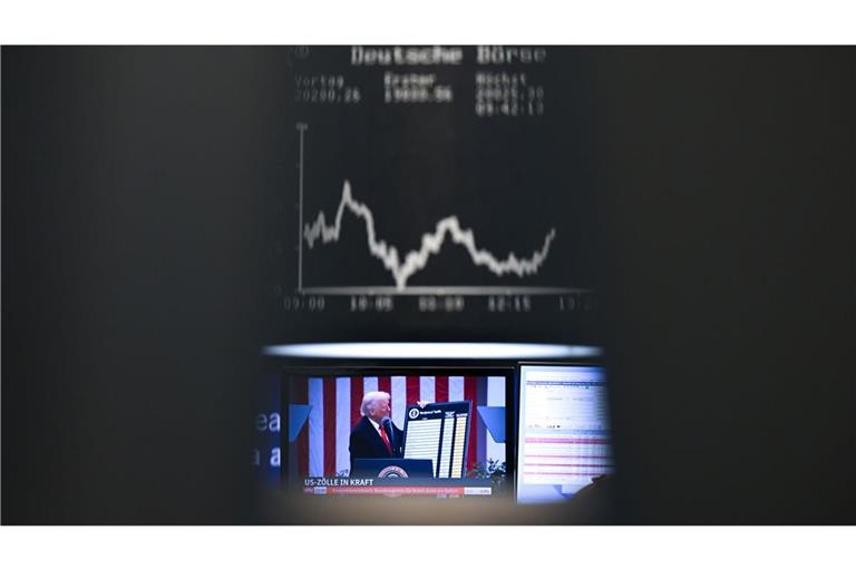 Börsenhändler verfolgen die Zoll-Entscheidungen von US-Präsident Donald Trump gespannt.
