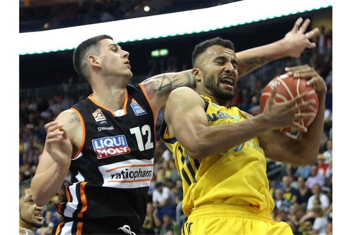 Bogdan Radosavljevic aus Ulm (l.) kämpft gegen Johannes Thiemann von ALBA Berlin um den Ball. Foto: Andreas Gora