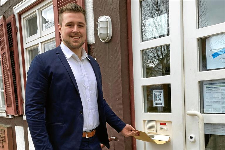 Bogner beim Einwurf seiner Bewerbung in den Briefkasten des Rathauses. Foto: privat