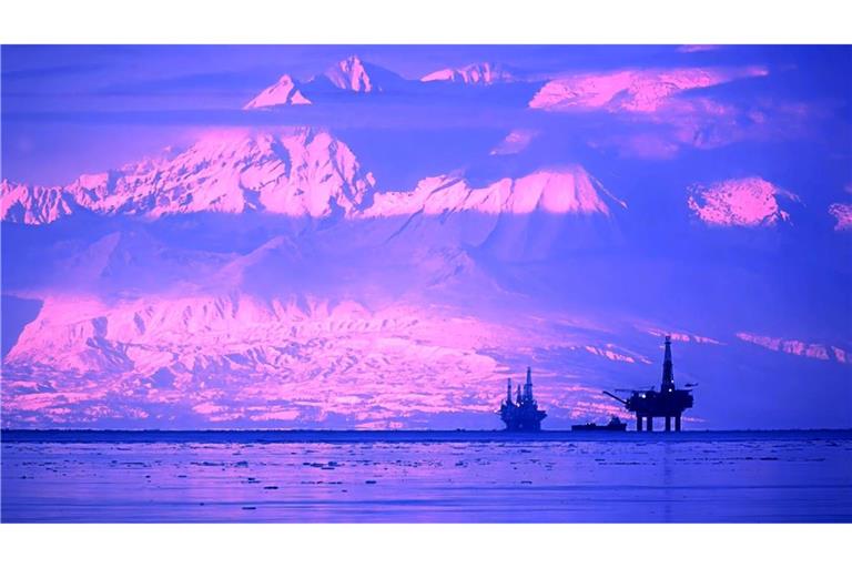 Bohrinseln liegen in Alaska vor abendliche Alpenglühen.