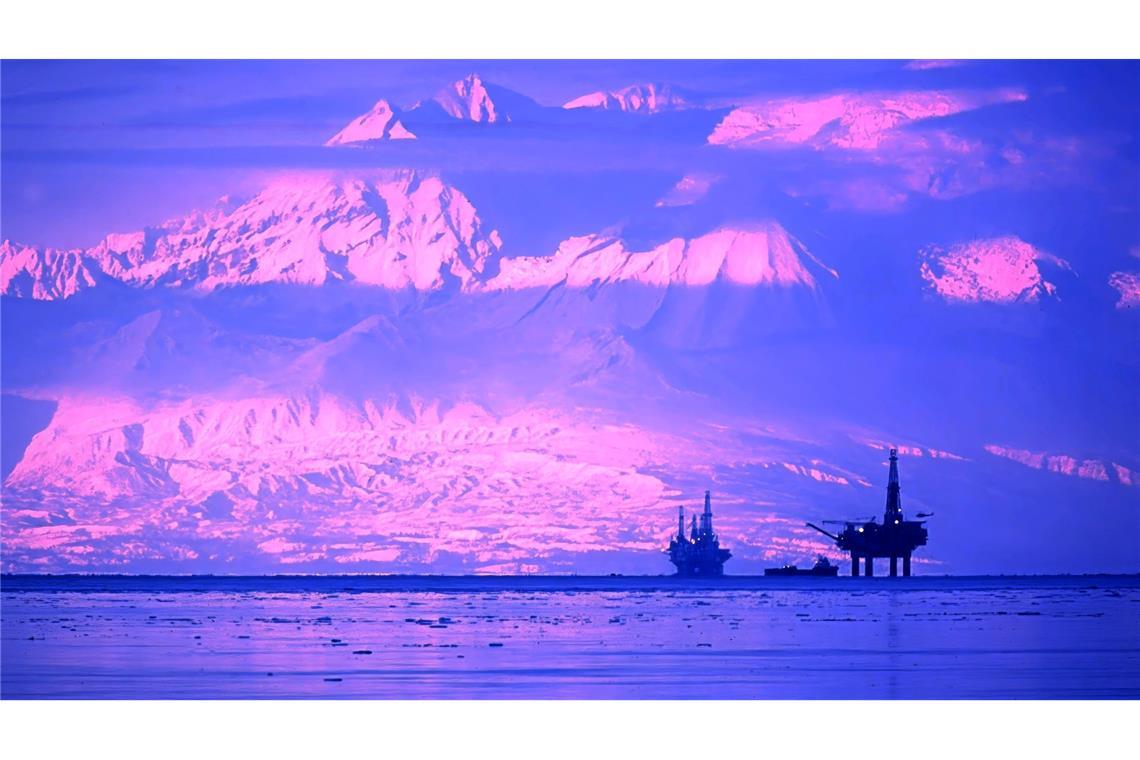 Bohrinseln liegen in Alaska vor abendliche Alpenglühen.