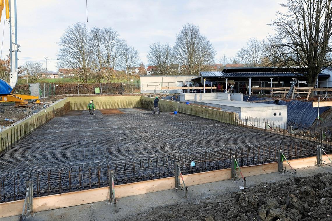 Bohrpfähle und Bodenplatte sind schon fertig, nun wird an der Bewehrung für das neue Schwimmbecken gearbeitet. Bald sollen die Edelstahlarbeiten beginnen.