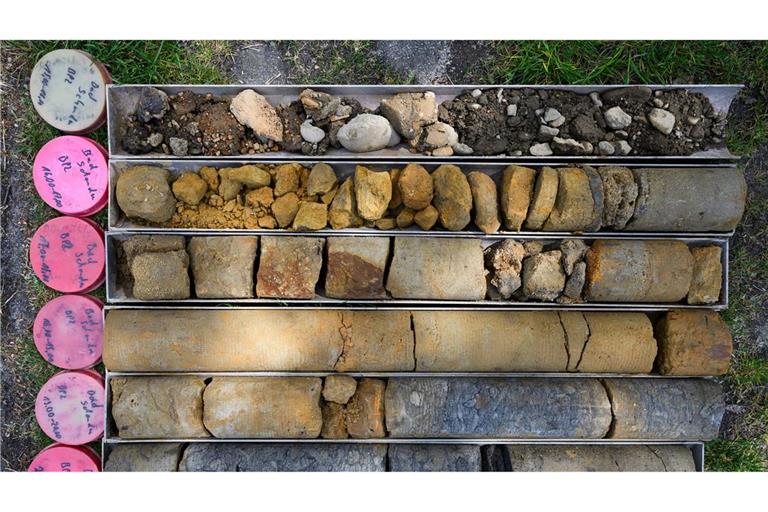 Bohrproben liegen bei Bohr- und Sondierungsarbeiten für eine potenzielle Behelfsbrücke über die Elbe in Bad Schandau auf dem Boden.
