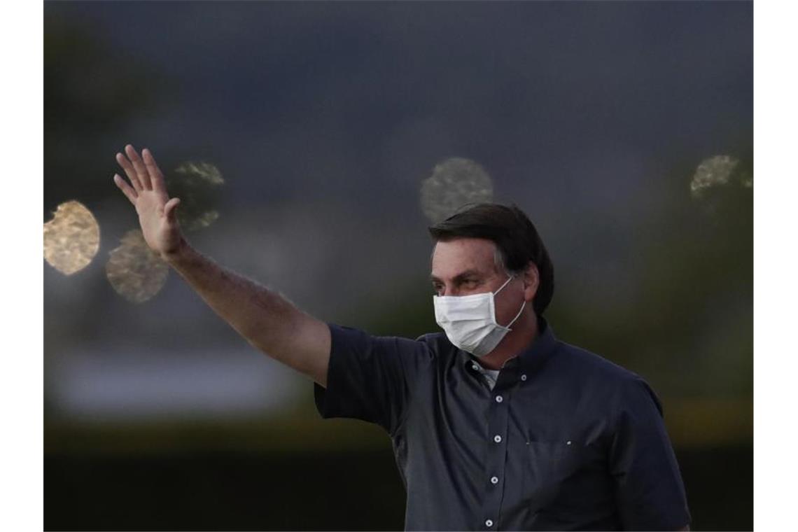 Bolsonaro bezeichnete das Coronavirus mehrfach als „leichte Grippe“ und lehnte Einschränkungen und Schutzmaßnahmen ab. Foto: Eraldo Peres/AP/dpa