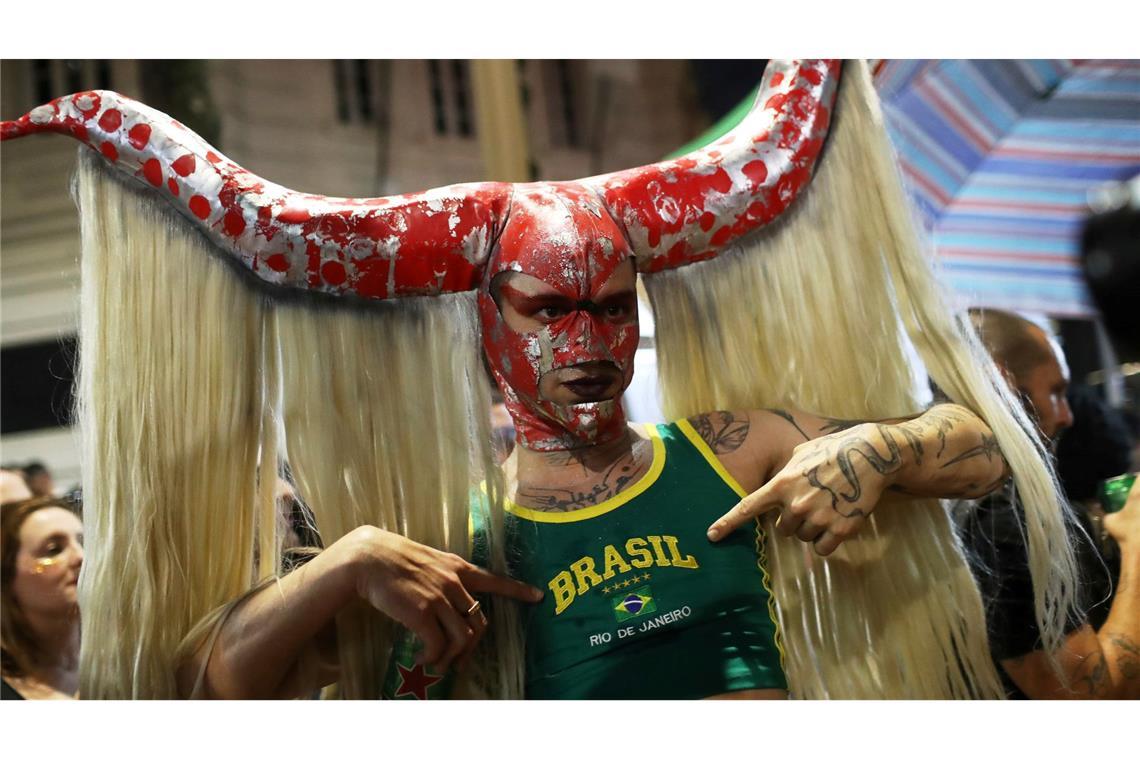Bolsonaro verurteilt: Gegner feiern Urteil auf Rio-Platz