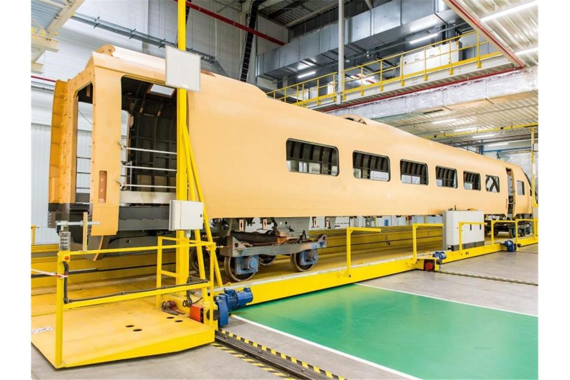 Bombardier-Werk in Warschau: Der Zugbauer bekommt Ärger mit seinen Kunden, die sich über Liefer- und Qualitätsprobleme beklagen. Foto: Maciej Kulczynski/PAP/dpa