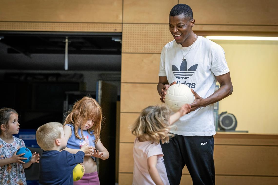 Bomby Nyemb hat sein Engagement bei der TSG auf die Kindersportschule ausgeweitet.
