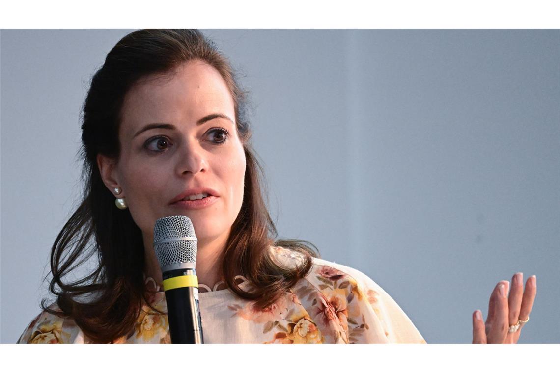 Sollen Deutsche später in Rente? Das sagt Bonita Grupp Bonita Grupp, Geschäftsführerin von Trigema, spricht beim Unternehmertag Baden-Württemberg im Vortragsraum auf dem Podium.