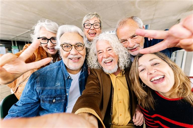 „Boomer“ bezeichnet ursprünglich die Nachkriegsgeneration, steht heute aber oft scherzhaft für Menschen mit altmodischem Sprachstil oder Weltbild.