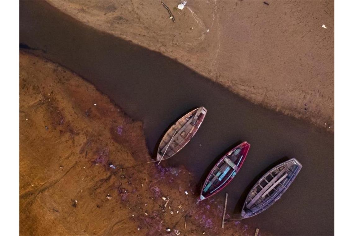 UN-Klimachefin: Ohne Änderungen droht „düstere Zukunft“ Boote ankern inmitten einer historischen Dürre in Paraguay. Zum Start der Weltklimakonferenz in Glasgow fordern Klimaaktivisten deutlich mehr Tempo und Ehrgeiz im Kampf gegen die drohende Klimakatastrophe. Foto: Jorge Saenz/AP/dpa