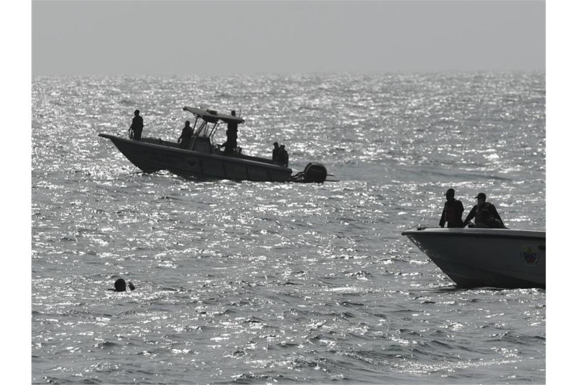 Boote der venezolanischen Sicherheitskräfte vor der Hafenstadt La Guaira. Foto: Matias Delacroix/AP/dpa