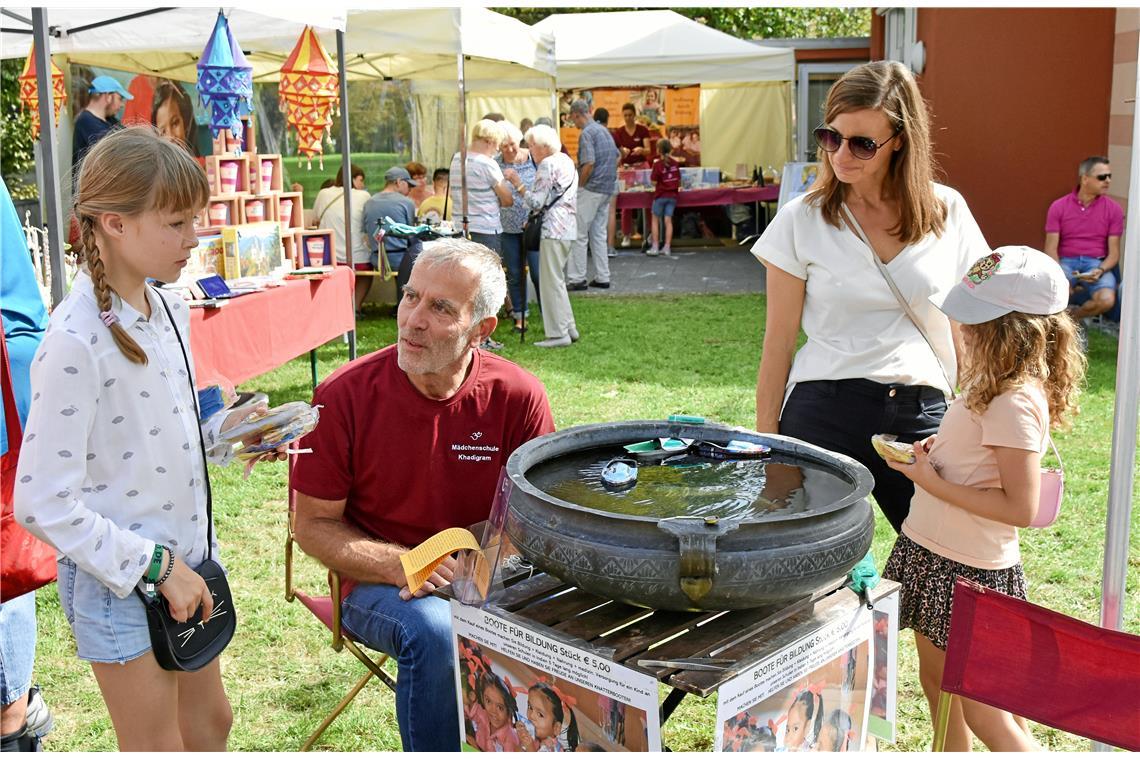 Boote für Bildung werden auf dem indischen Fest in Althütte verkauft.