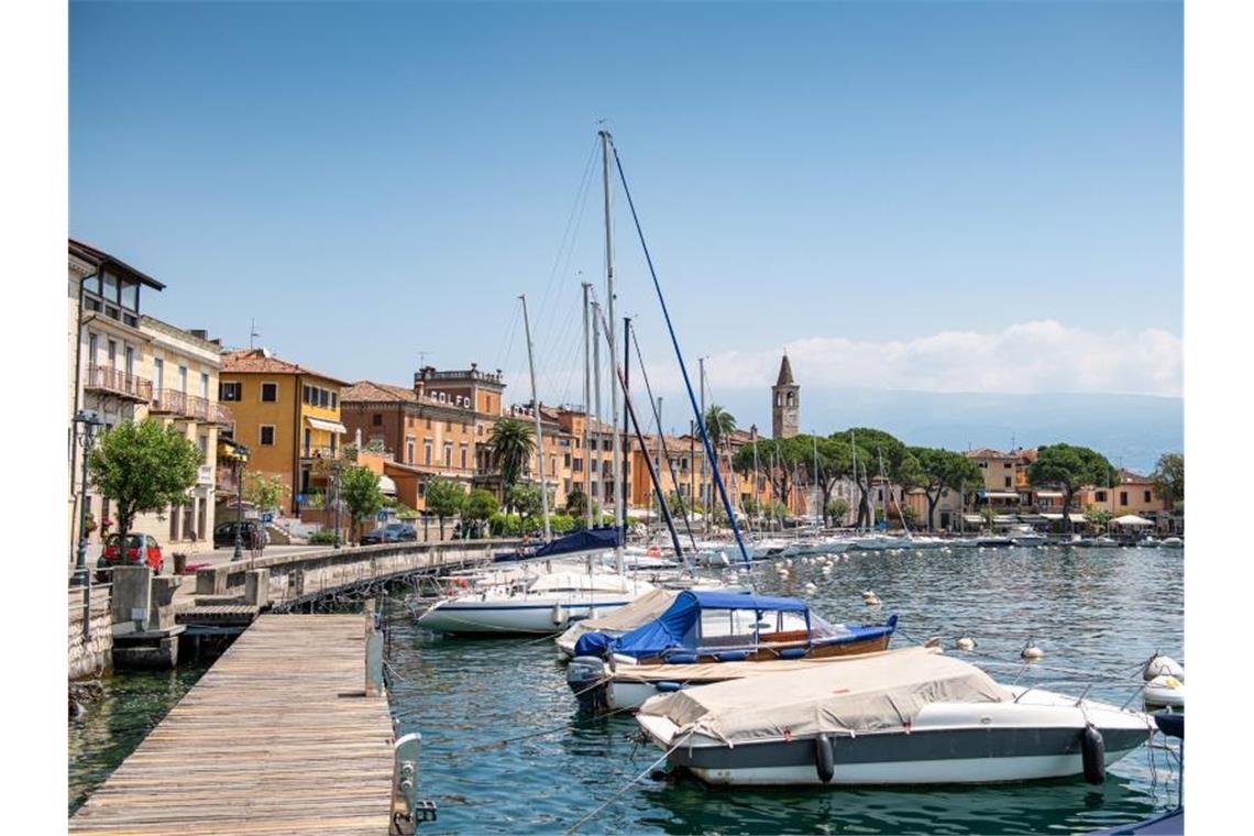 Kollision auf Gardasee: Ermittlungen gegen Deutsche Boote liegen im Hafen des kleinen Ortes Maderno. Im Fall zweier Toter auf dem Gardasee nach einer mutmaßlichen Bootskollision ermittelt die italienische Polizei gegen zwei Deutsche aus München. Foto: Daniel Reinhardt/dpa