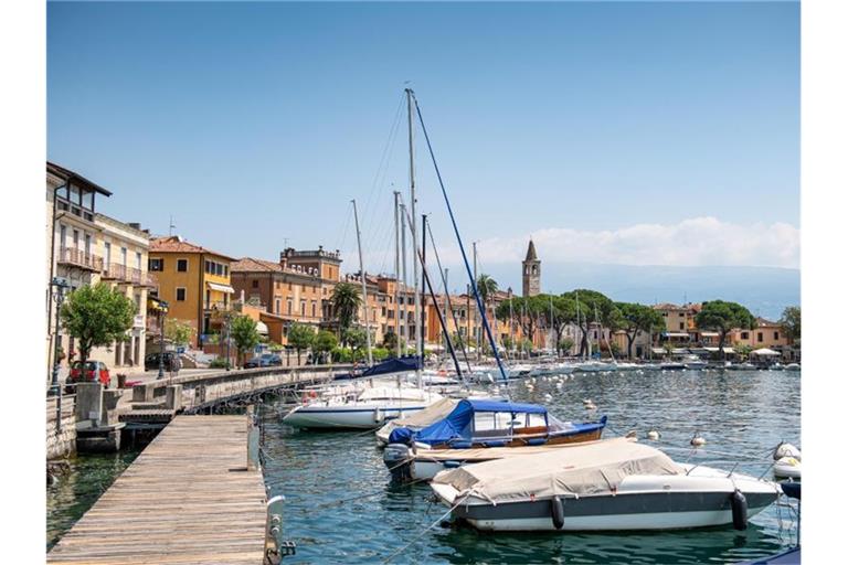 Boote liegen im Hafen des kleinen Ortes Maderno. Im Fall zweier Toter auf dem Gardasee nach einer mutmaßlichen Bootskollision ermittelt die italienische Polizei gegen zwei Deutsche aus München. Foto: Daniel Reinhardt/dpa