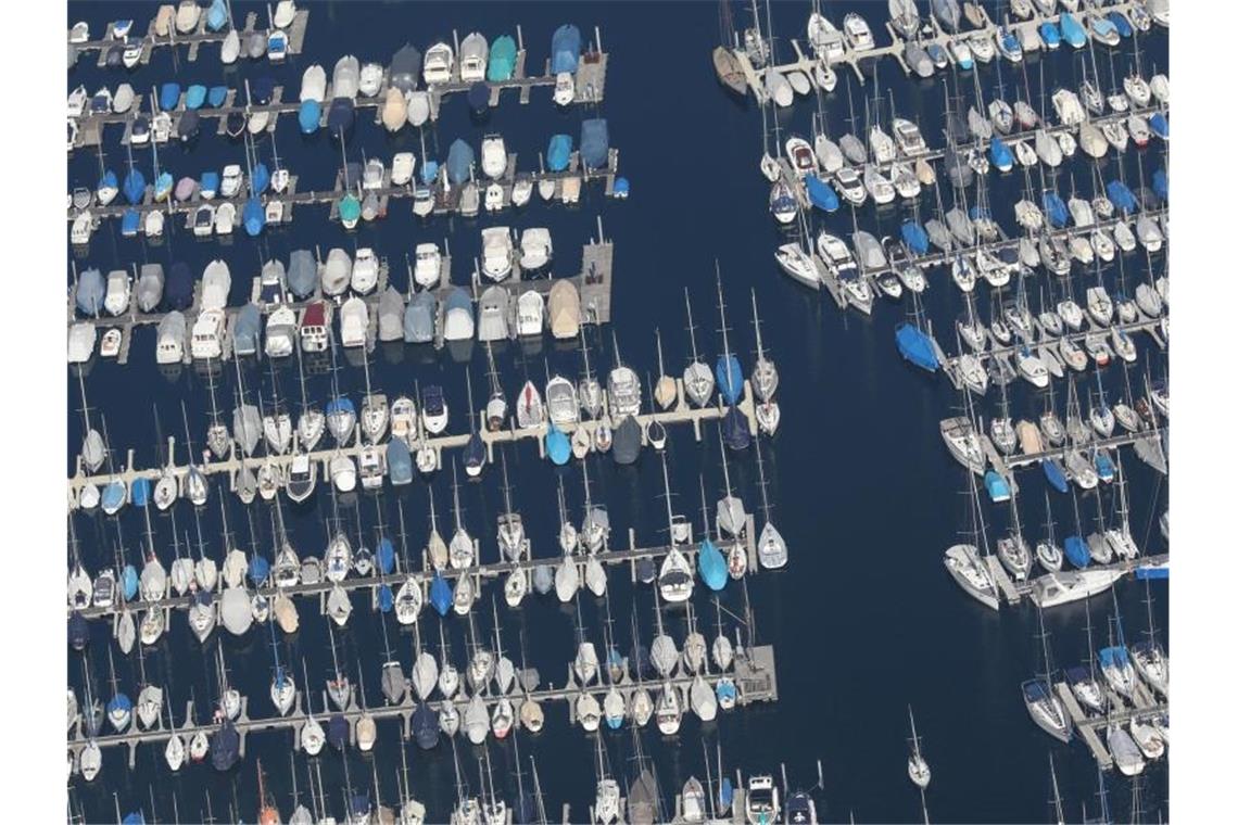 Mehr als 300 Boote bei Nachtregatta am Bodensee Boote liegen im Jachthafen von Langenargen am Bodensee im Sonnenschein. Foto: Thomas Warnack/Archivbild
