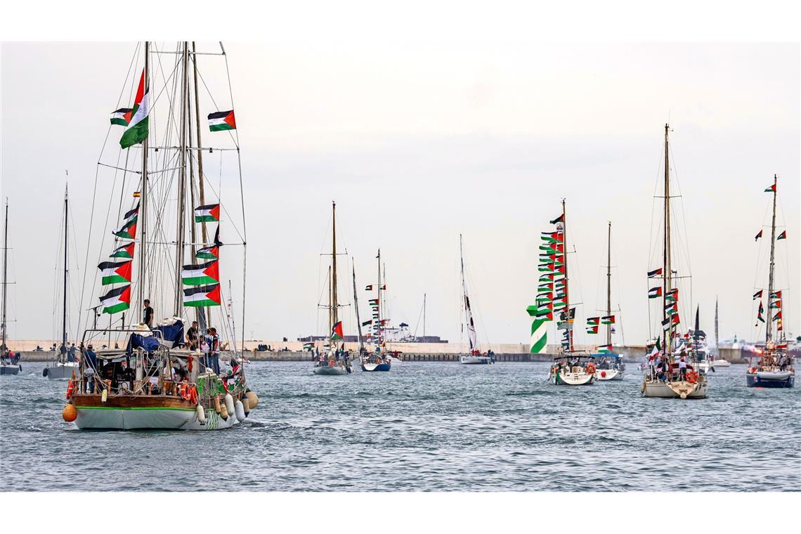 Boote mit Aktivisten und humanitärer Hilfe für die Palästinenser im Gazastreifen manövrieren im Hafen während einer symbolischen Verabschiedungszeremonie  (Archivfoto).
