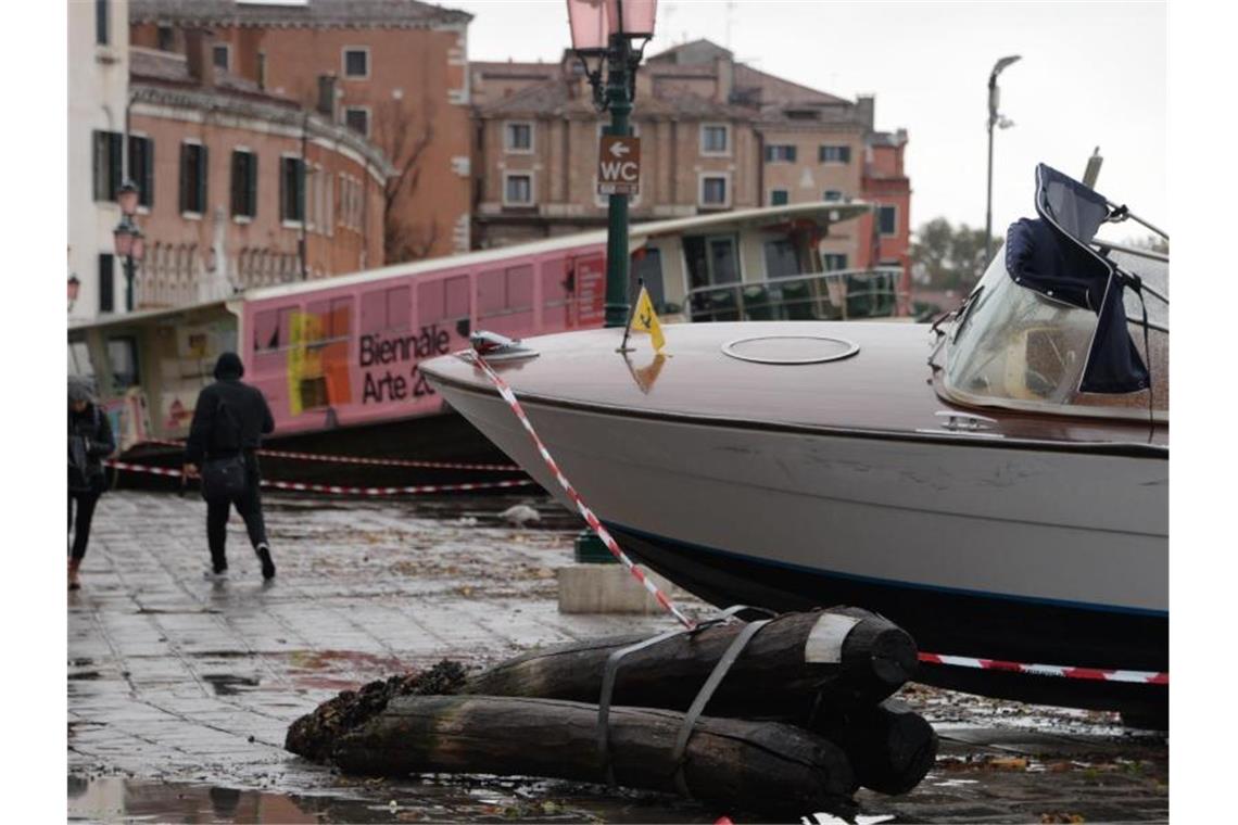 Boote sind vom Hochwasser an Land gespült worden. Foto: Andrea Merola/ANSA/dpa