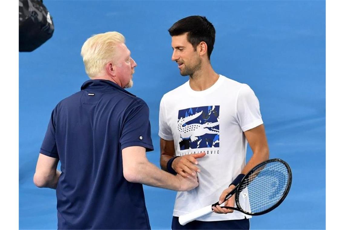 Becker nimmt Djokovic in Schutz: „Er ist kein Idiot“ Boris Becker (l) spricht beim ATP Cup im Februar 2020 mit Novak Djokovic. Foto: Darren England/AAP/dpa