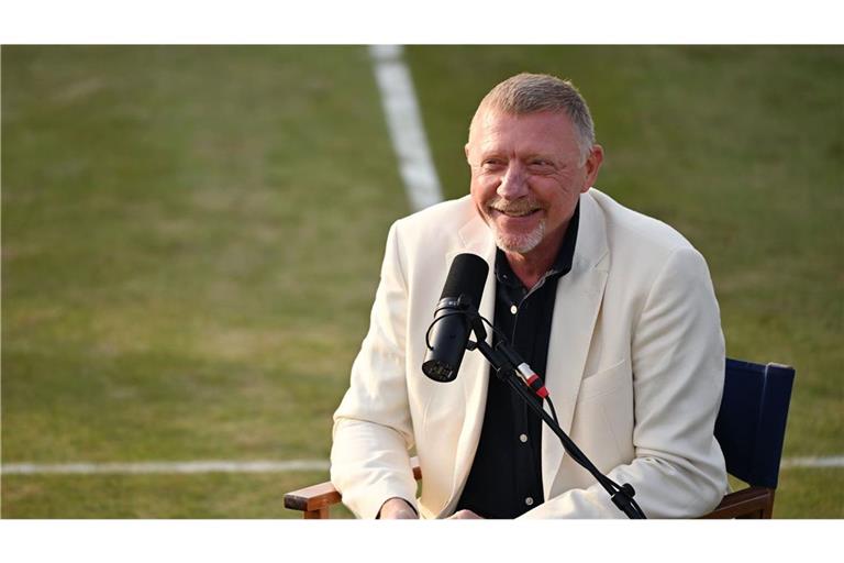 Boris Becker nimmt auf einem Tennisplatz in Stuttgart eine Folge seines Podcasts „Becker Petkovic“ auf und lobt dabei den French-Open-Champion Carlos Alcaraz.